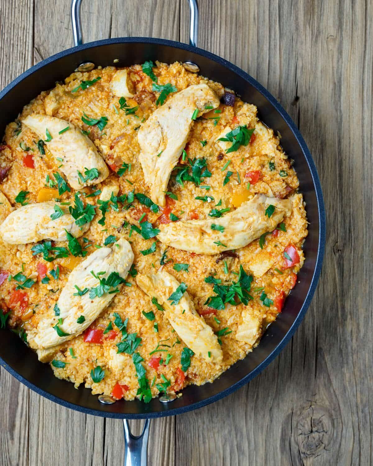 Paella z kurczakiem i ryżem z kalafiora