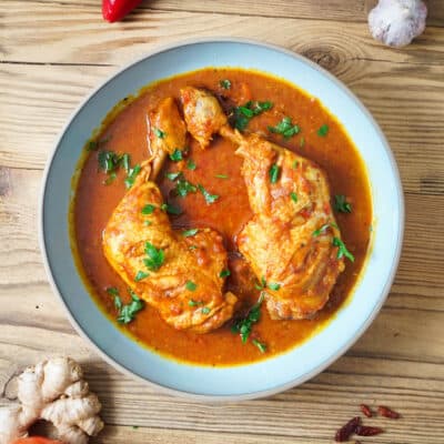 Udka z kurczaka w sosie curry z mleczkiem kokosowym i pomidorami