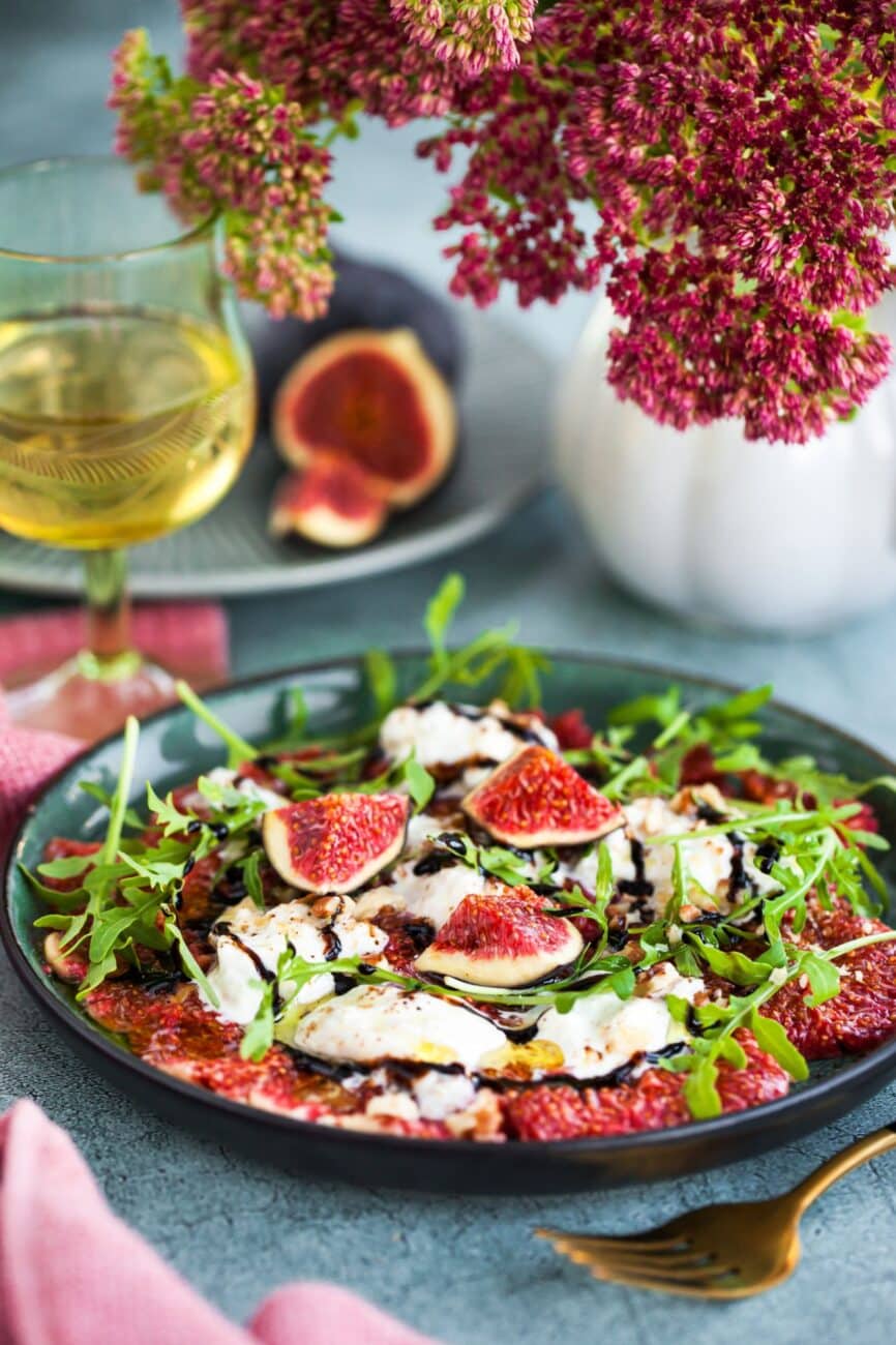 Carpaccio z fig z burratą, rukolą i balsamico