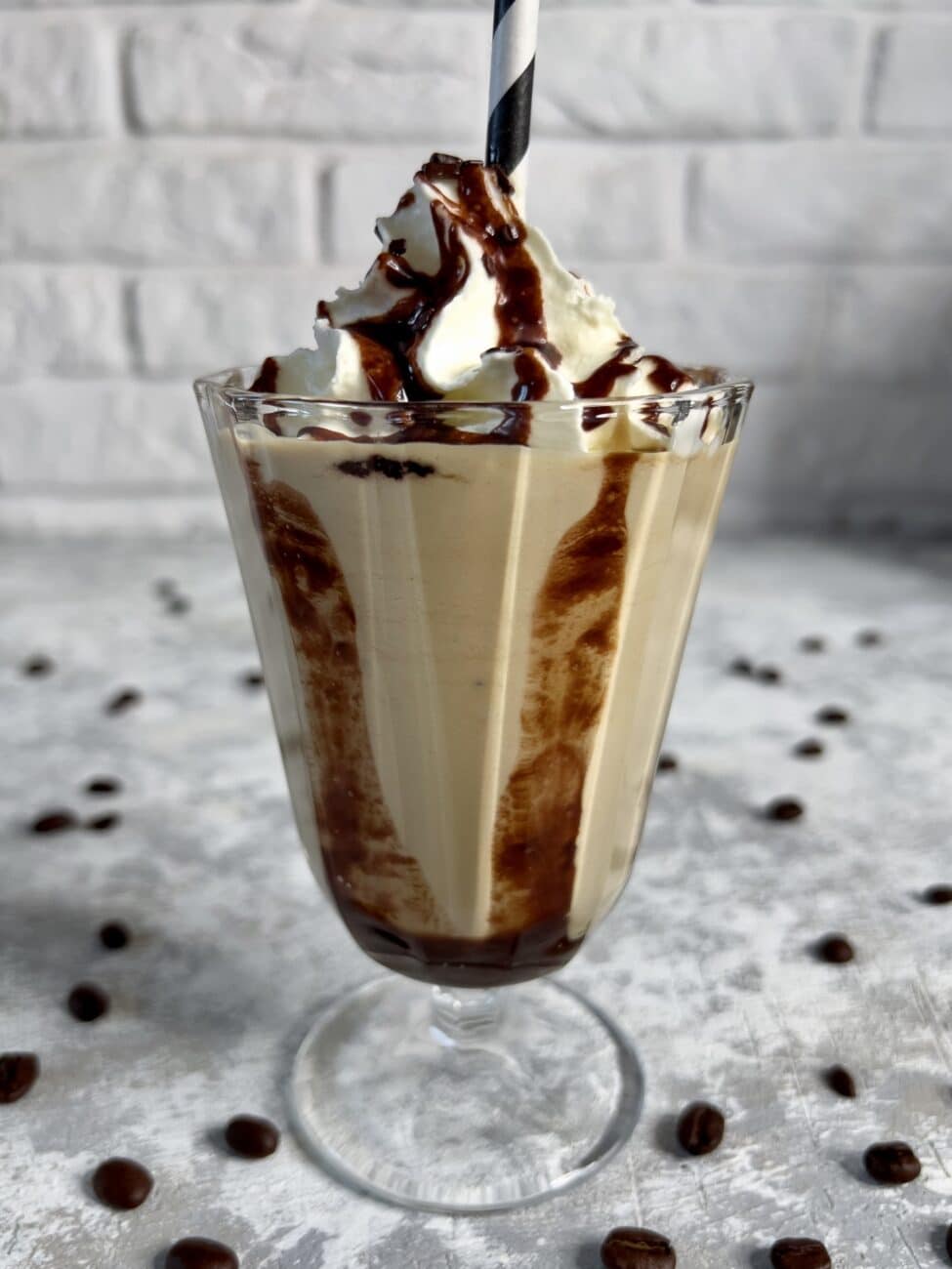 Frappe z sosem czekoladowym – KETO kawa mrożona bez cukru ☕