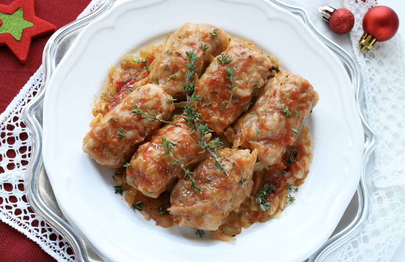 Keto gołąbki bez ryżu – z kalafiorem w sosie pomidorowym 🥬