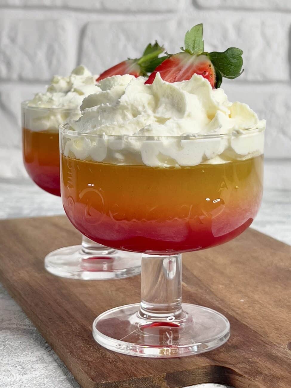 Kolorowe galaretki bez cukru z bitą śmietaną – KETO deser w pucharkach 🍓