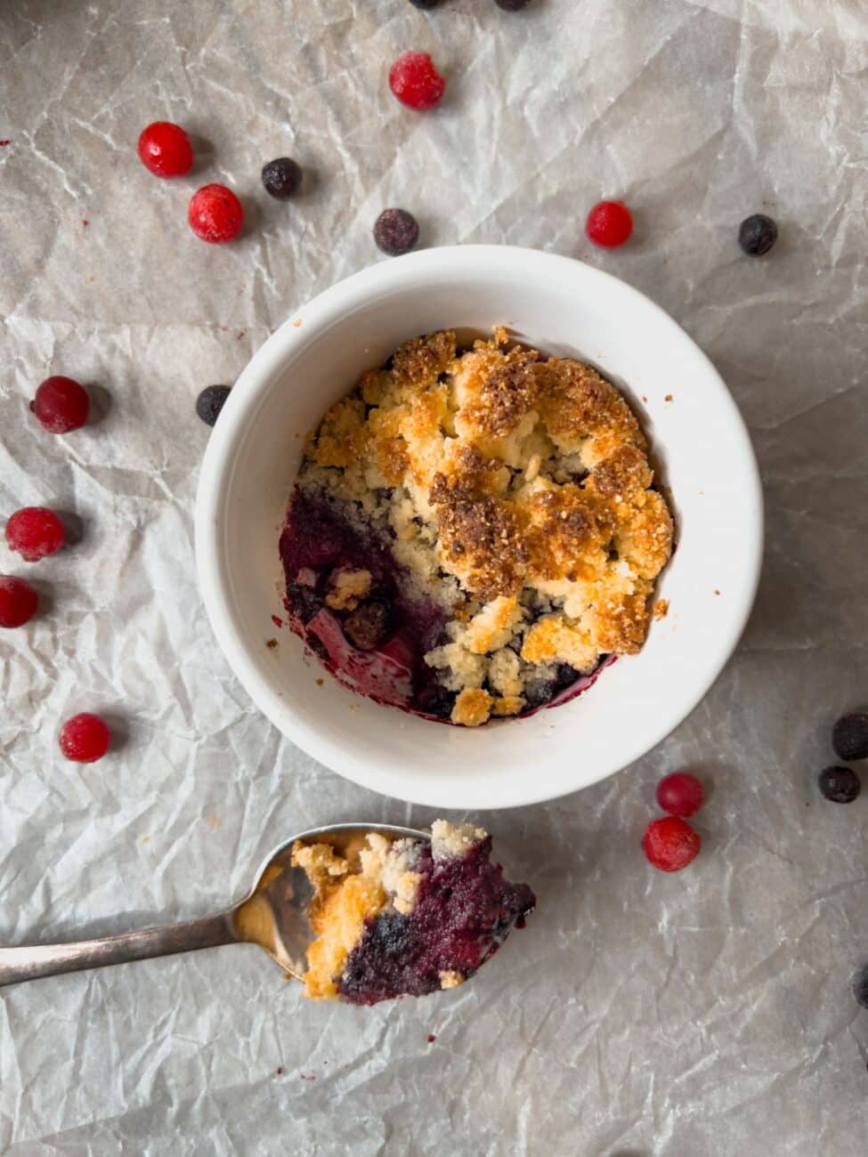 Owoce pod kruszonką bez cukru – KETO crumble 🫐