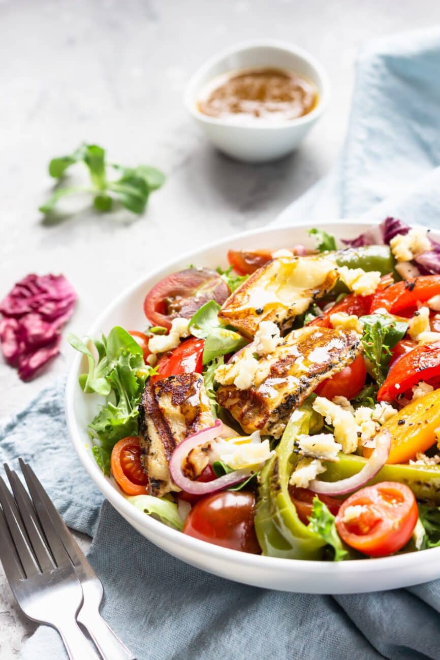Sałatka keto z grillowanym halloumi i pieczoną papryką 🥗